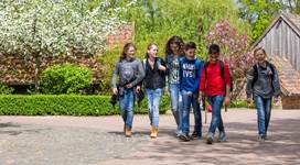 SCHOOL kids lopen door GaiaZOO 