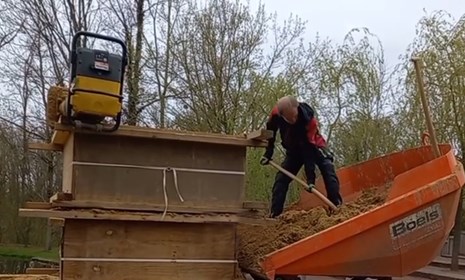 Zand aantrillen in de mallen