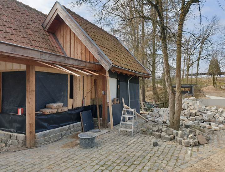 uit de oude TaigaLodge zijn de toiletunits gehaald om meer plaats te maken voor de uitgifte van hapjes en drankjes