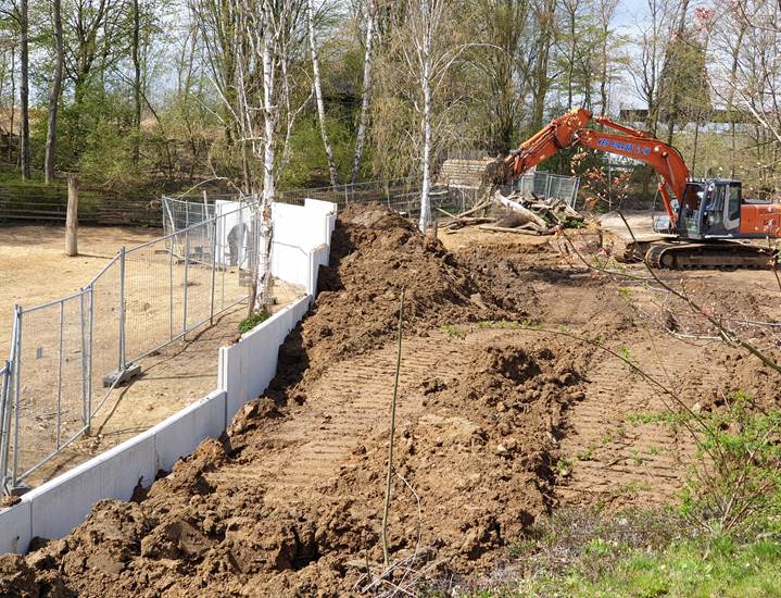 Er wordt een betonnen wand opgetrokken om het nieuwe perk af te kaderen