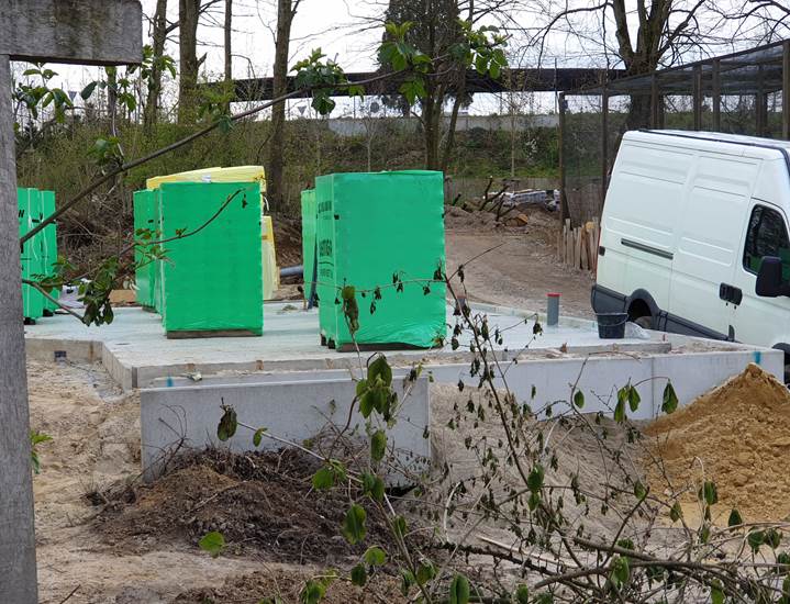 Het nieuwe toiletgebouw naast de PampaLodge verrijst