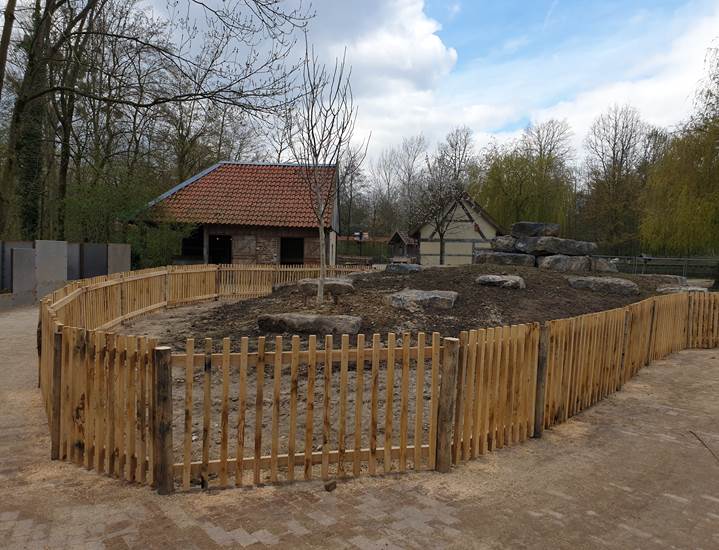 Nieuw houten hekwerk rondom het geitenperk