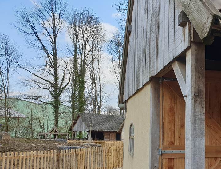 Houten deuren voor het nieuwe onderkomen van de korenwolven