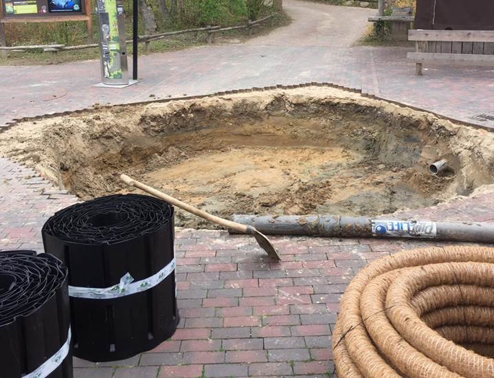 In het bestaande terras worden bomen geplant