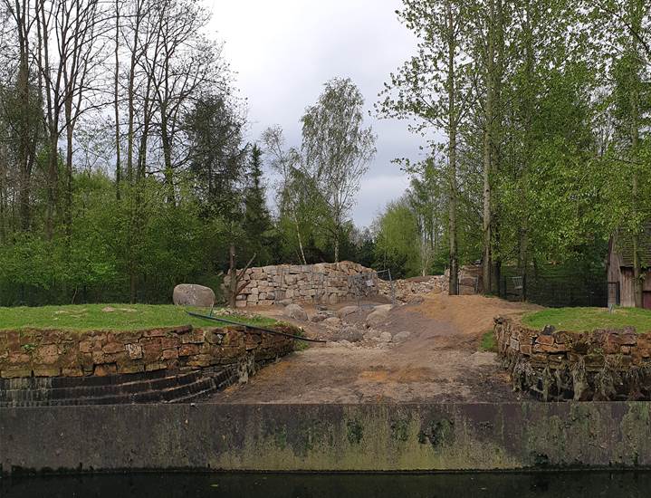 Er is een nieuwe pomp geplaatst in het tapirbassin. Deze gaat de watercirculatie van de nieuwe beekloop in het pampagebied reguleren. Om de pomp te kunnen plaatsen hebben onze collega's van de parkdienst het bassin volledig leeg en schoon gemaakt.