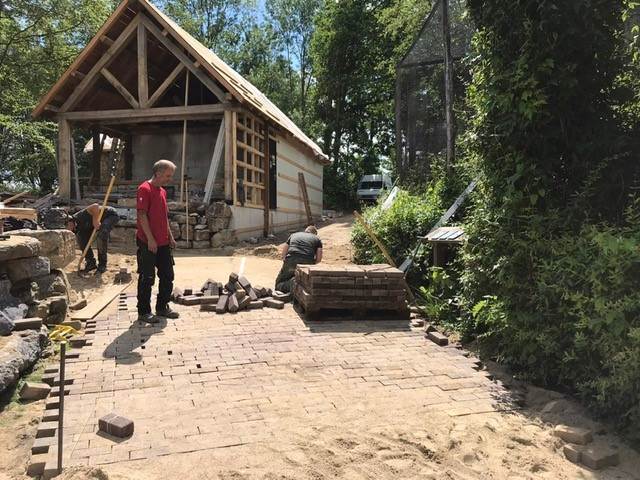 Een blik richting het nieuwe toiletgebouw in Pampa