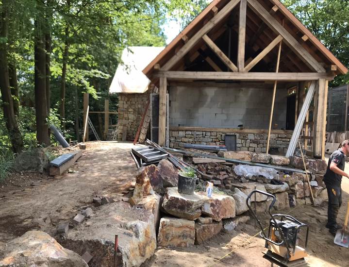 Naast het vogelhuis staat een tweede lodge, waar o.a. een educatieve vitrine in zal worden gebouwd.