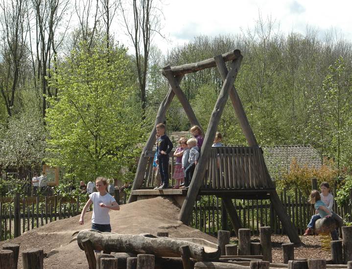 Spielen auf dem Spielplatz des GaiaZOO