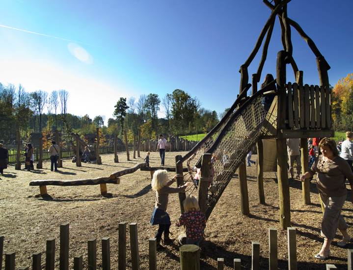 Spielen auf dem Spielplatz des GaiaZOO