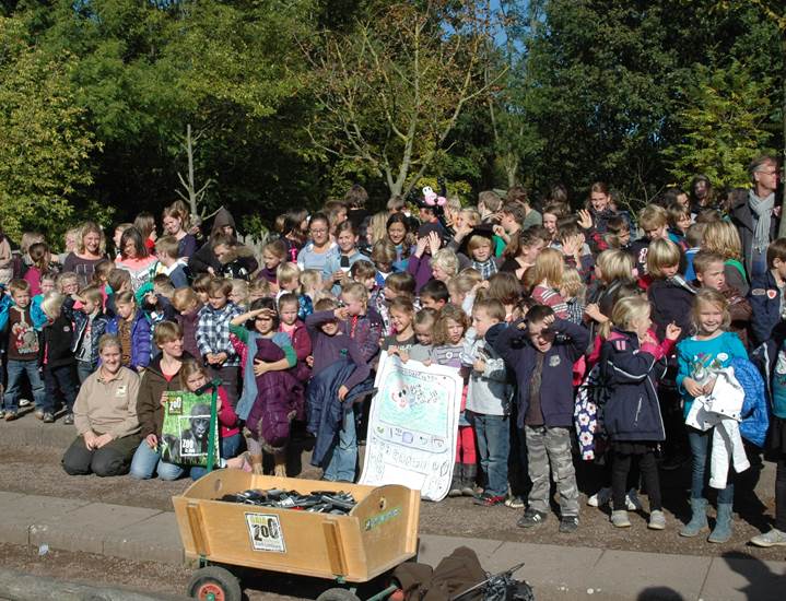 2	Der GaiaZOO sammelt gebrauchte Handys und hilft so den Gorillas in Zentral-Afrika. Auf diesem Foto überreicht die Grundschule D´r Durpel aus Kerkrade dem GaiaZOO eine Menge gesammelter, alter Handys.